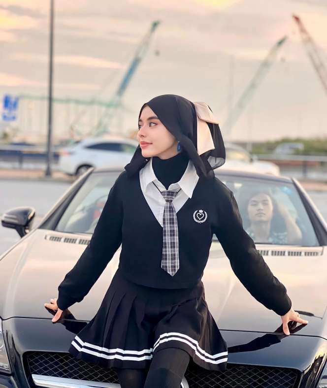 Penyanyi Cantik Berhijab ini Dihujat Gegara Pakai Stocking Transparan, Paha Sampai Terlihat, Lihat Potretnya