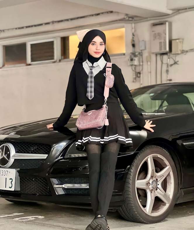 Penyanyi Cantik Berhijab ini Dihujat Gegara Pakai Stocking Transparan, Paha Sampai Terlihat, Lihat Potretnya