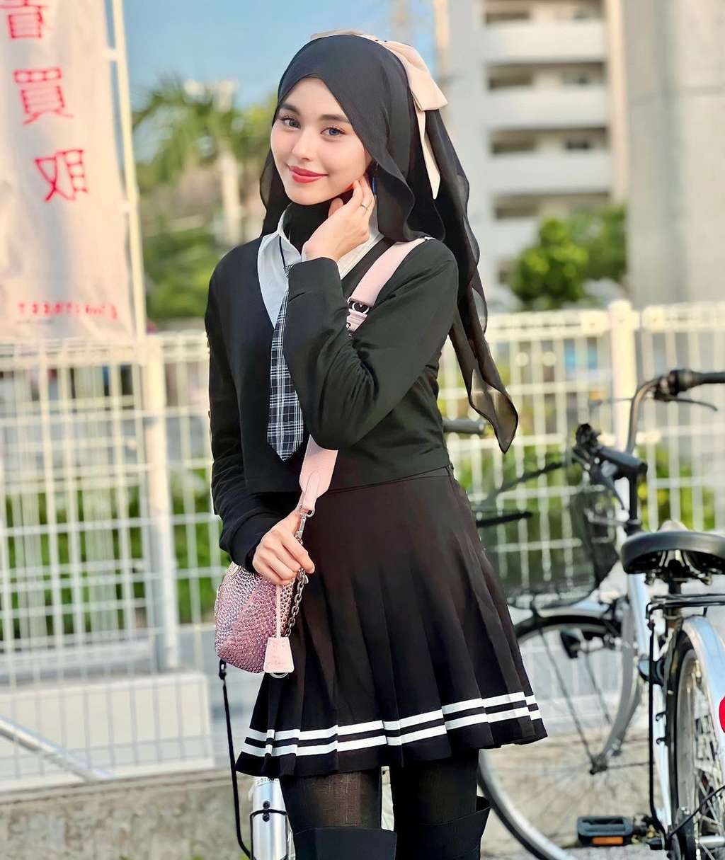 Penyanyi Cantik Berhijab ini Dihujat Gegara Pakai Stocking Transparan, Paha Sampai Terlihat, Lihat Potretnya
