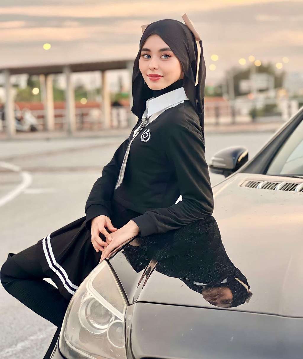 Penyanyi Cantik Berhijab ini Dihujat Gegara Pakai Stocking Transparan, Paha Sampai Terlihat, Lihat Potretnya
