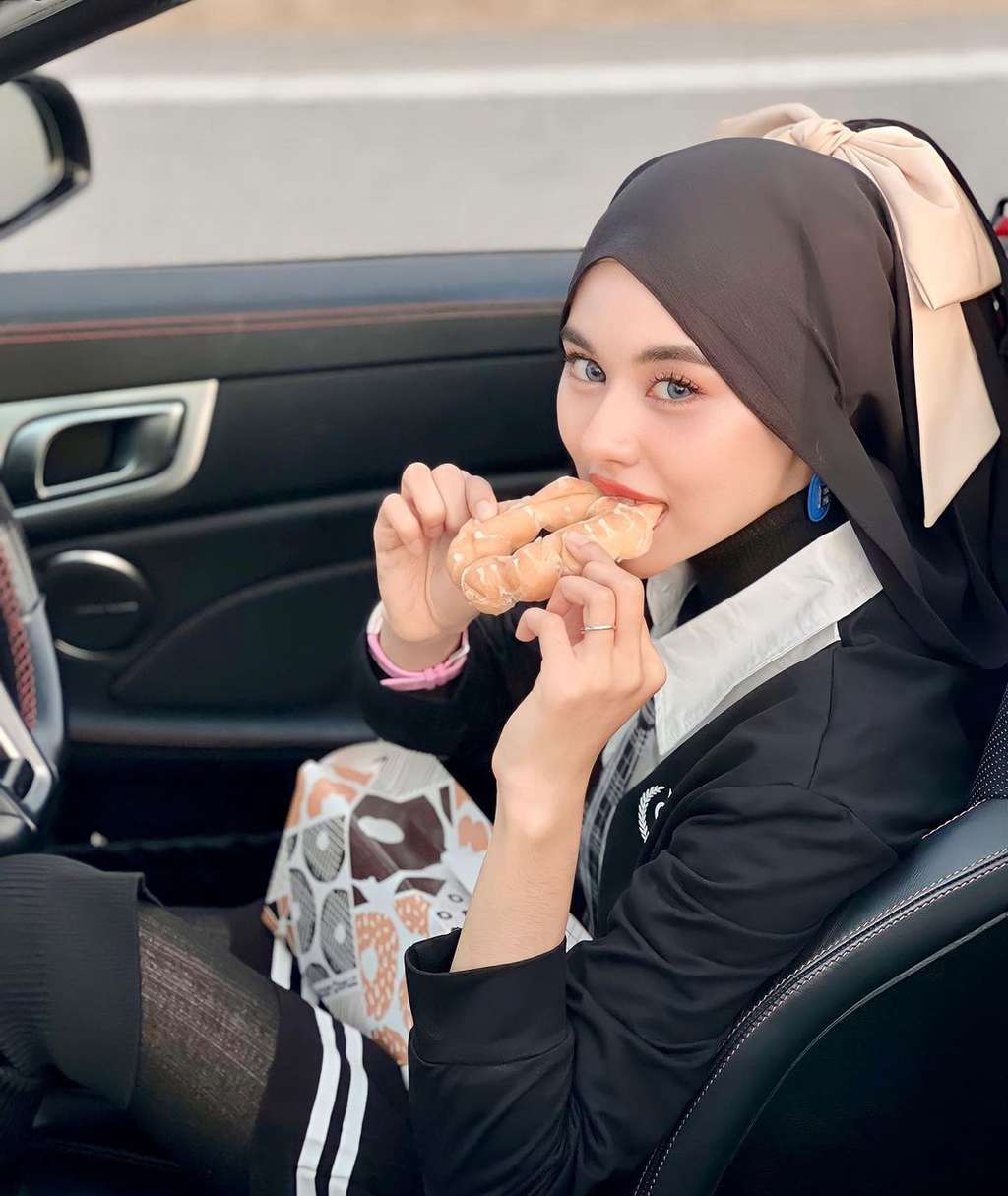 Penyanyi Cantik Berhijab ini Dihujat Gegara Pakai Stocking Transparan, Paha Sampai Terlihat, Lihat Potretnya