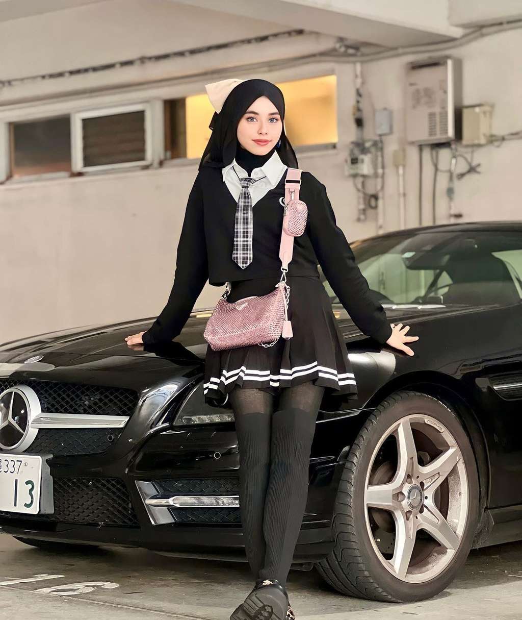 Penyanyi Cantik Berhijab ini Dihujat Gegara Pakai Stocking Transparan, Paha Sampai Terlihat, Lihat Potretnya