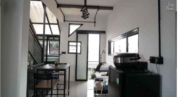 Potret Rumah Mungil Selebar 3,8 Meter, Punya Desain Unik yang Bikin Betah Seharian!