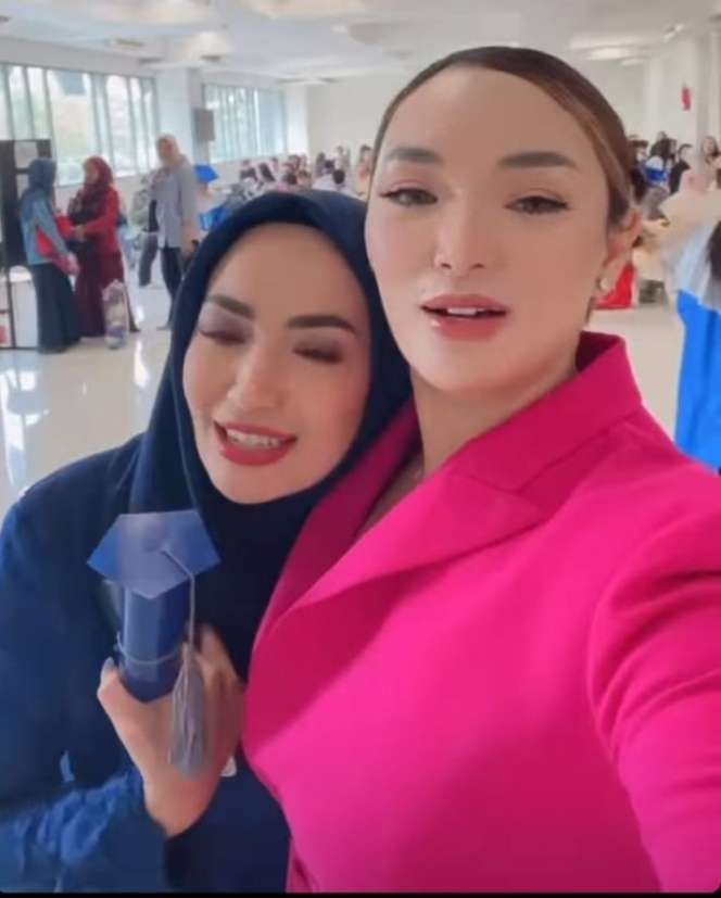 Momen Zaskia Gotik Hadiri Wisuda Putri Sambungnya, Keakraban Bareng Imel Jadi Sorotan