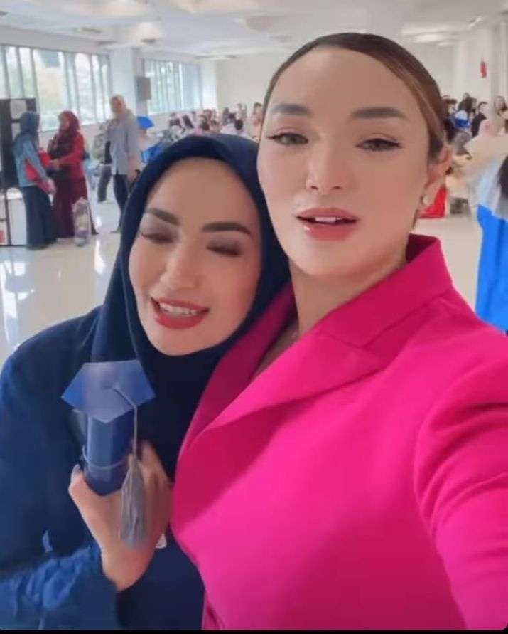 Momen Zaskia Gotik Hadiri Wisuda Putri Sambungnya, Keakraban Bareng Imel Jadi Sorotan