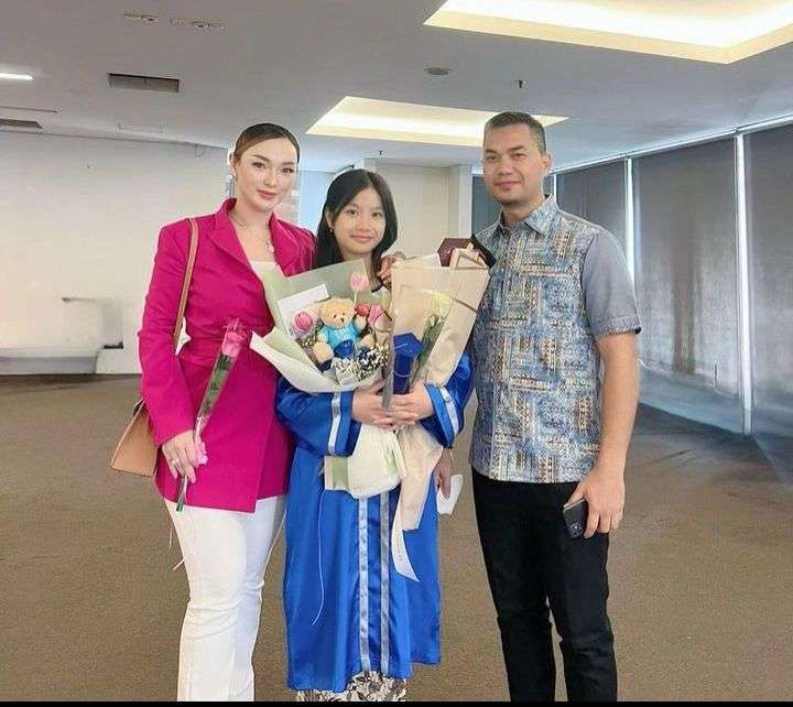 Momen Zaskia Gotik Hadiri Wisuda Putri Sambungnya, Keakraban Bareng Imel Jadi Sorotan