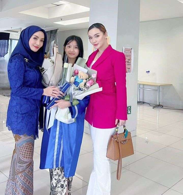 Momen Zaskia Gotik Hadiri Wisuda Putri Sambungnya, Keakraban Bareng Imel Jadi Sorotan