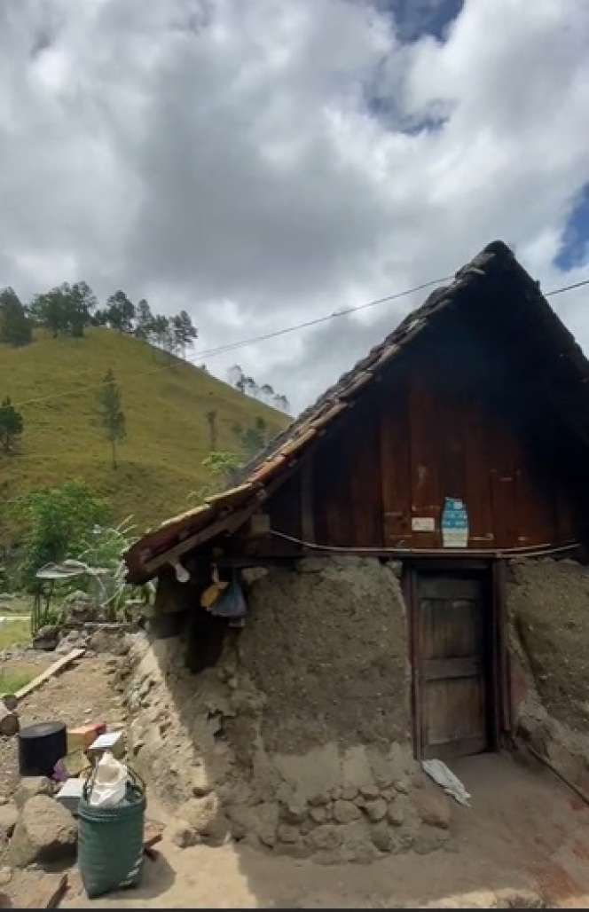 Potret Rumah Tanah Tertua di Pulau Samosir, Berdiri Kokoh Selama 300 Tahun, Dikelilingi Bukit Indah Bak Hamparan Surga!