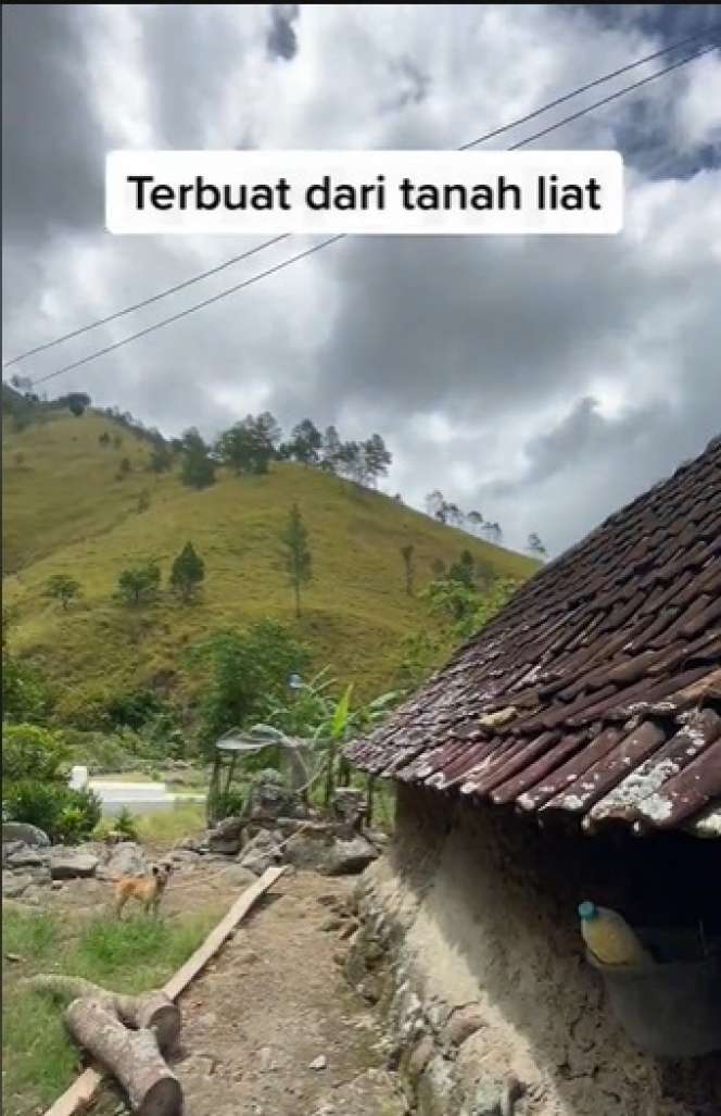 Potret Rumah Tanah Tertua di Pulau Samosir, Berdiri Kokoh Selama 300 Tahun, Dikelilingi Bukit Indah Bak Hamparan Surga!