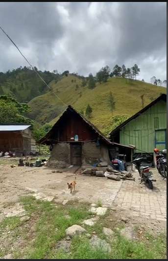 Potret Rumah Tanah Tertua di Pulau Samosir, Berdiri Kokoh Selama 300 Tahun, Dikelilingi Bukit Indah Bak Hamparan Surga!