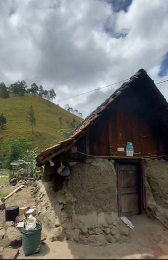 Potret Rumah Tanah Tertua di Pulau Samosir, Berdiri Kokoh Selama 300 Tahun, Dikelilingi Bukit Indah Bak Hamparan Surga!