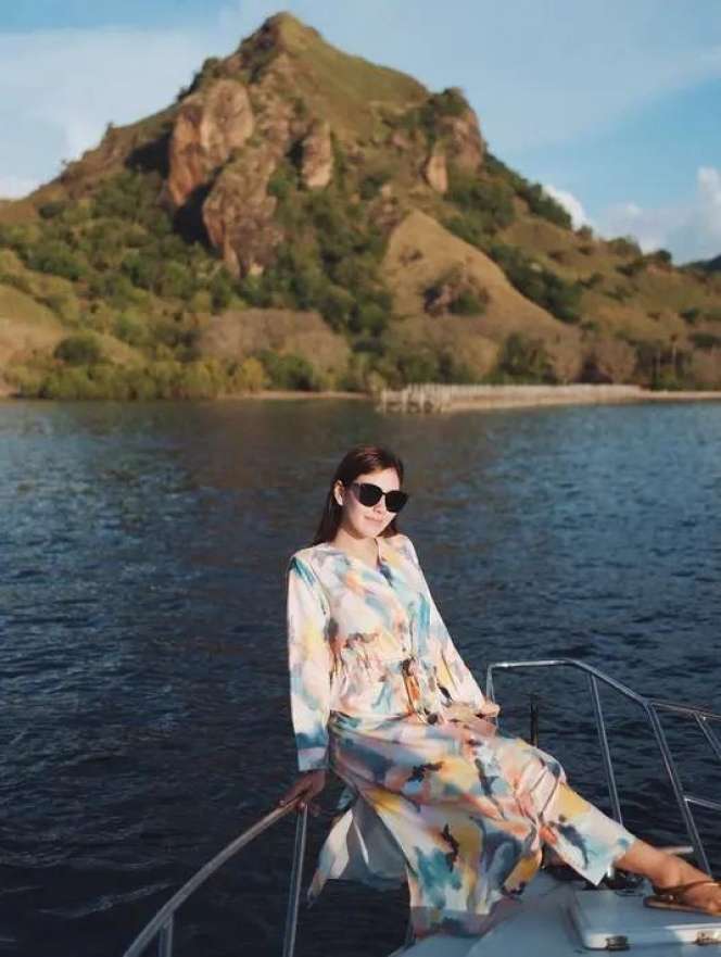 OOTD Syahnaz Sadiqah saat Liburan, Berani Tampil Terbuka!
