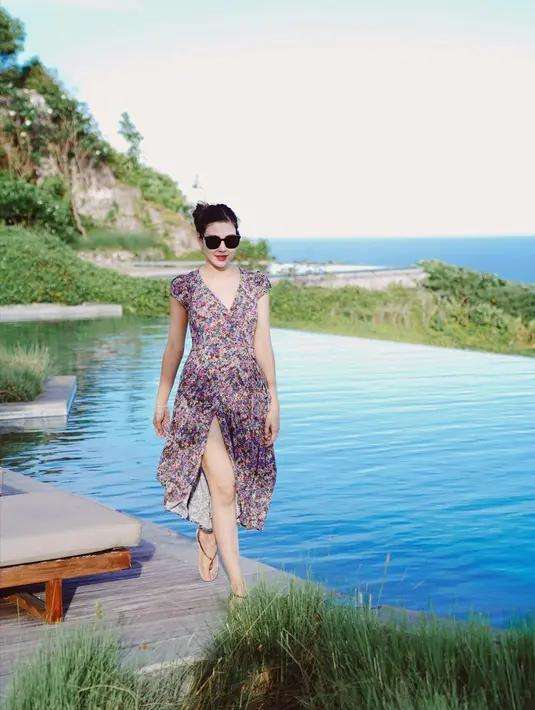 OOTD Syahnaz Sadiqah saat Liburan, Berani Tampil Terbuka!