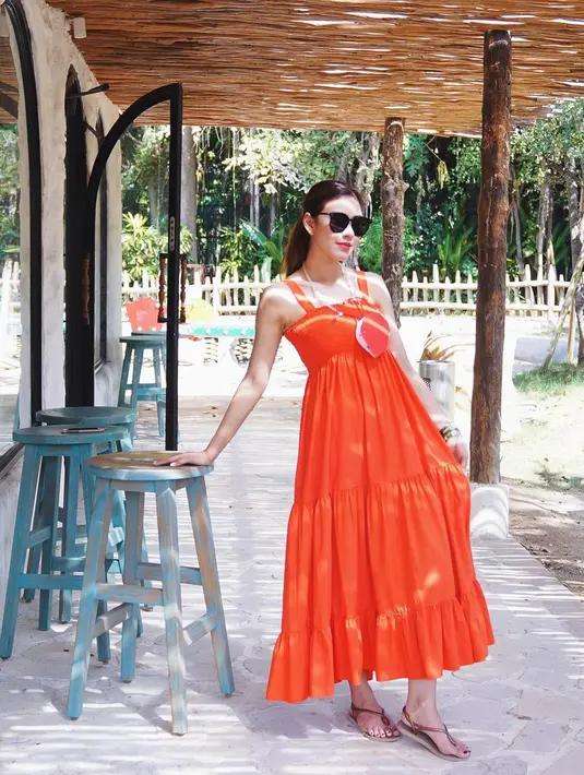 OOTD Syahnaz Sadiqah saat Liburan, Berani Tampil Terbuka!