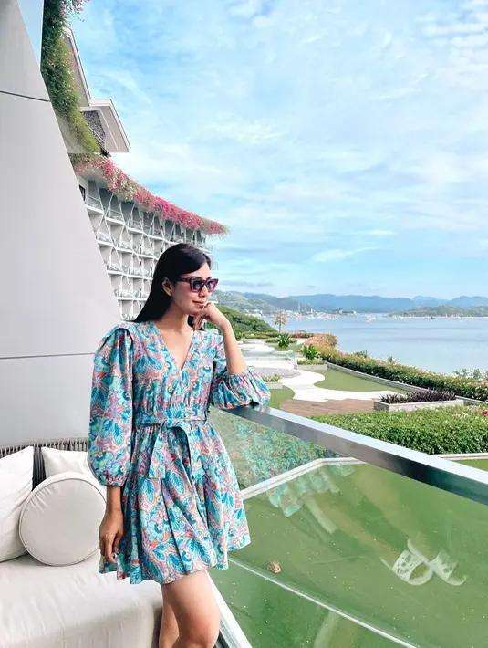 OOTD Syahnaz Sadiqah saat Liburan, Berani Tampil Terbuka!