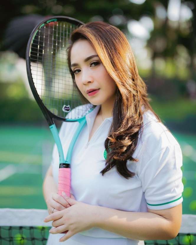10 Adu Gaya Nia Ramadhani VS Nagita Slavina Saat Main Tenis, Dua Istri Sultan, Sama-Sama Hot di Lapangan!