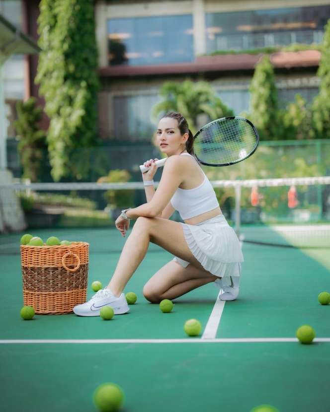 10 Adu Gaya Nia Ramadhani VS Nagita Slavina Saat Main Tenis, Dua Istri Sultan, Sama-Sama Hot di Lapangan!
