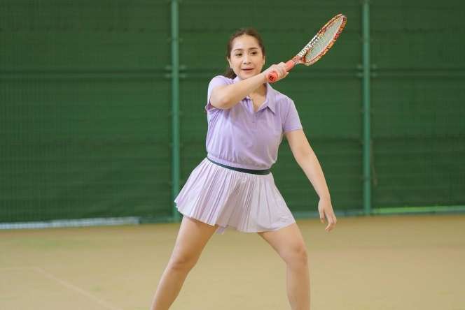 10 Adu Gaya Nia Ramadhani VS Nagita Slavina Saat Main Tenis, Dua Istri Sultan, Sama-Sama Hot di Lapangan!