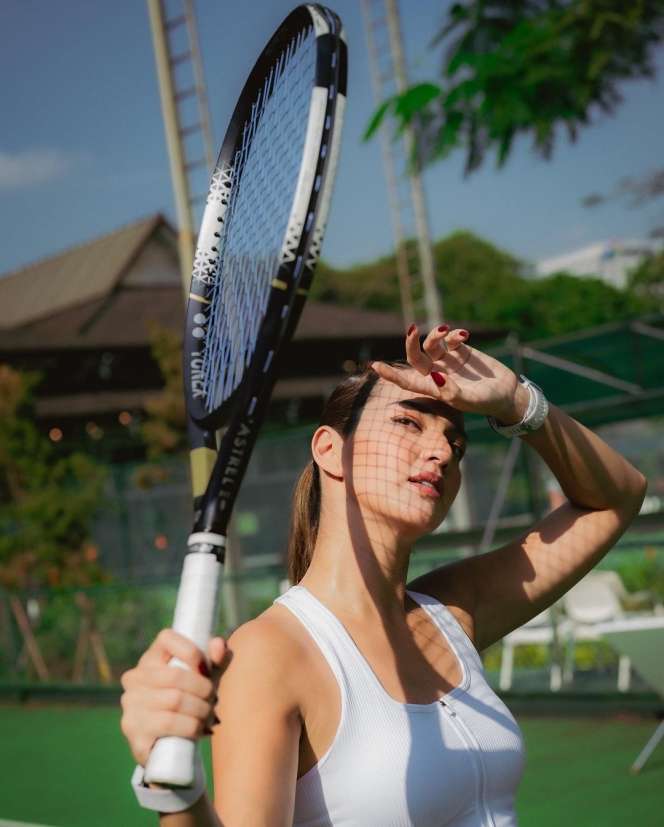 10 Adu Gaya Nia Ramadhani VS Nagita Slavina Saat Main Tenis, Dua Istri Sultan, Sama-Sama Hot di Lapangan!