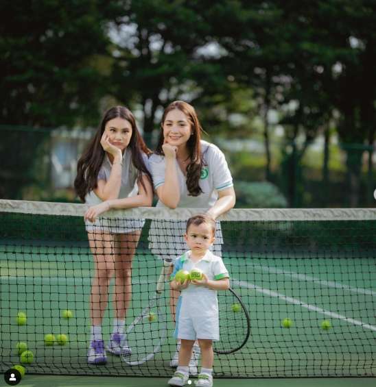 10 Adu Gaya Nia Ramadhani VS Nagita Slavina Saat Main Tenis, Dua Istri Sultan, Sama-Sama Hot di Lapangan!