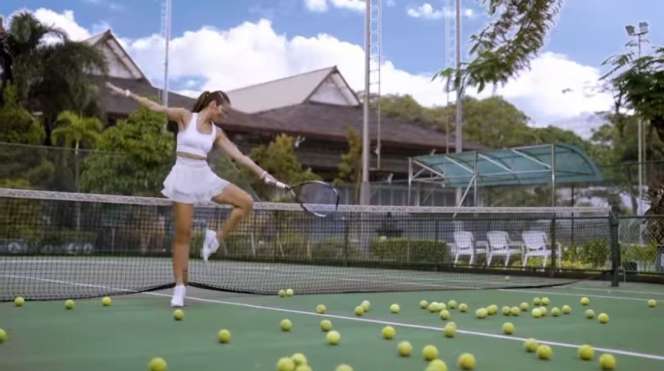 10 Adu Gaya Nia Ramadhani VS Nagita Slavina Saat Main Tenis, Dua Istri Sultan, Sama-Sama Hot di Lapangan!