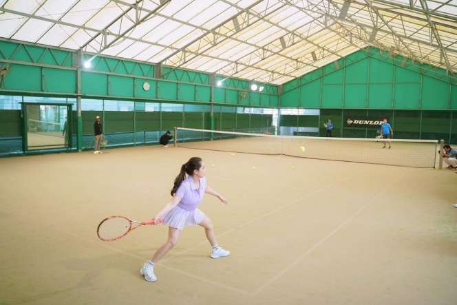 10 Adu Gaya Nia Ramadhani VS Nagita Slavina Saat Main Tenis, Dua Istri Sultan, Sama-Sama Hot di Lapangan!