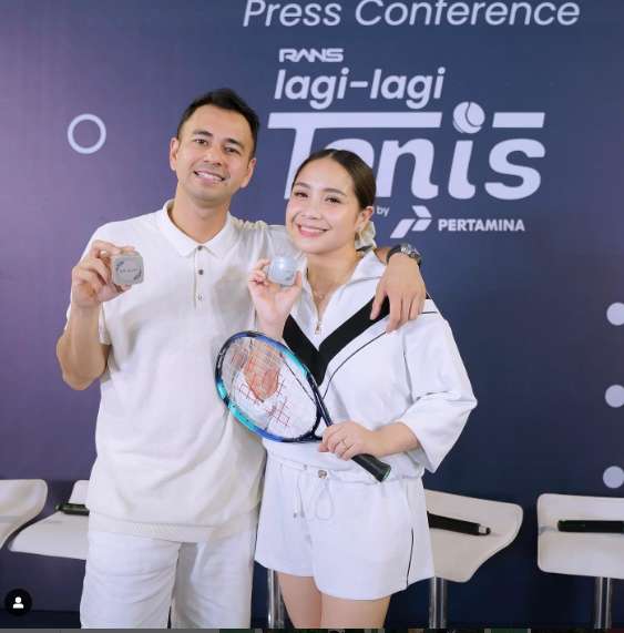 10 Adu Gaya Nia Ramadhani VS Nagita Slavina Saat Main Tenis, Dua Istri Sultan, Sama-Sama Hot di Lapangan!