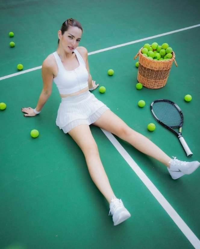 10 Adu Gaya Nia Ramadhani VS Nagita Slavina Saat Main Tenis, Dua Istri Sultan, Sama-Sama Hot di Lapangan!