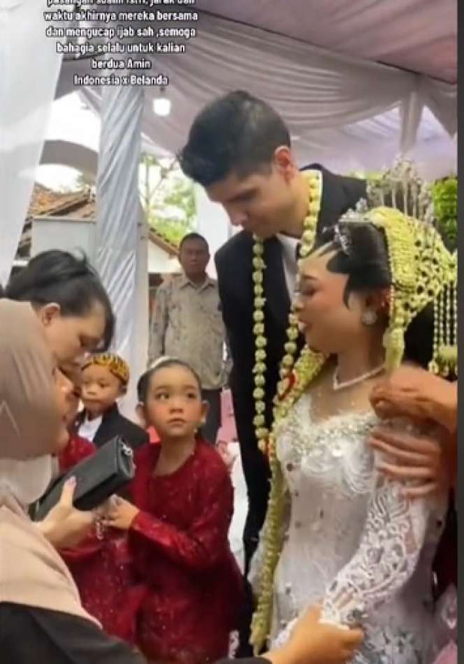 Pernikahan Viral Bule Belanda dan Wanita Asal Pati, Usung Adat Solo, Endingnya Malah Bikin Haru!