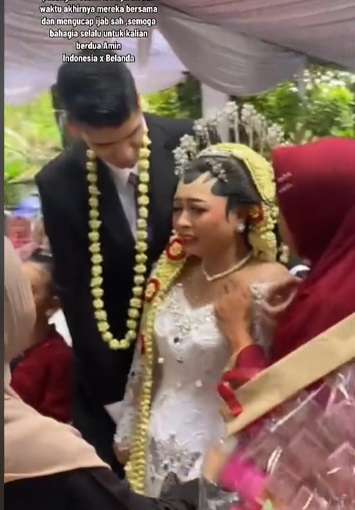 Pernikahan Viral Bule Belanda dan Wanita Asal Pati, Usung Adat Solo, Endingnya Malah Bikin Haru!