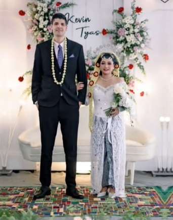 Pernikahan Viral Bule Belanda dan Wanita Asal Pati, Usung Adat Solo, Endingnya Malah Bikin Haru!