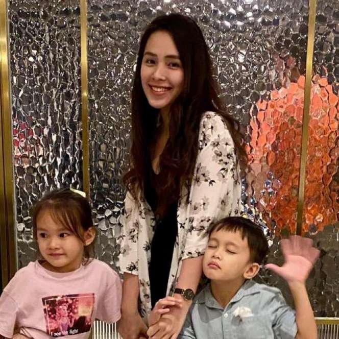 Potret Lady Nayoan saat Momong Anak, Beda Jauh Sama Syahnaz! 