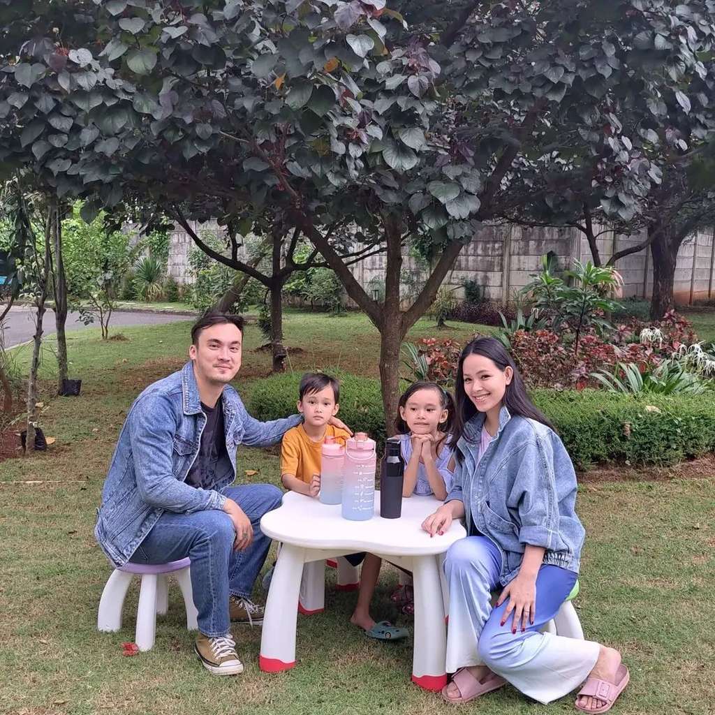 Potret Lady Nayoan saat Momong Anak, Beda Jauh Sama Syahnaz! 