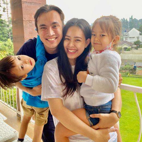 Potret Lady Nayoan saat Momong Anak, Beda Jauh Sama Syahnaz! 