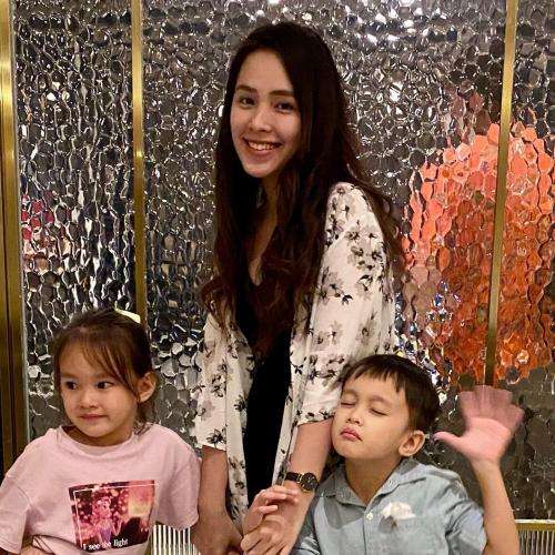 Potret Lady Nayoan saat Momong Anak, Beda Jauh Sama Syahnaz! 