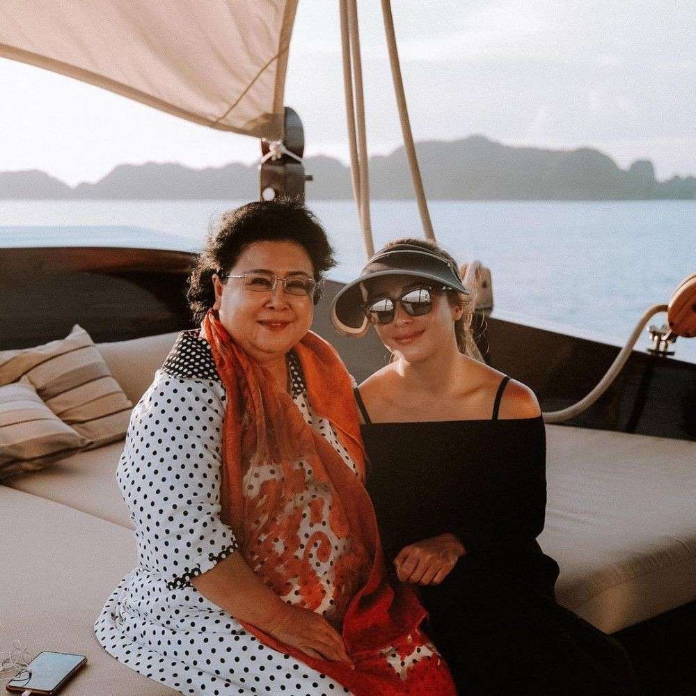 10 Potret Artis & Ibu Mertua Ini Bak Ibu dan Anak Kandung, Jeje Menantu Kesayangan Amy Qanita!
