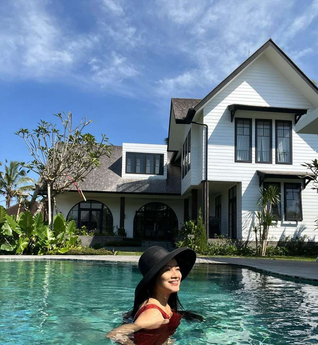 10 Potret Rumah Mertua Titi Kamal di Pinggir Sawah, Bak Istana di Film Hollywood, Ternyata The Real Sultan!