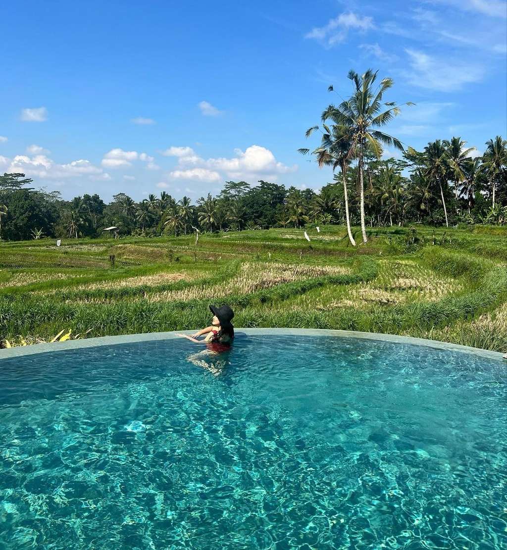10 Potret Rumah Mertua Titi Kamal di Pinggir Sawah, Bak Istana di Film Hollywood, Ternyata The Real Sultan!