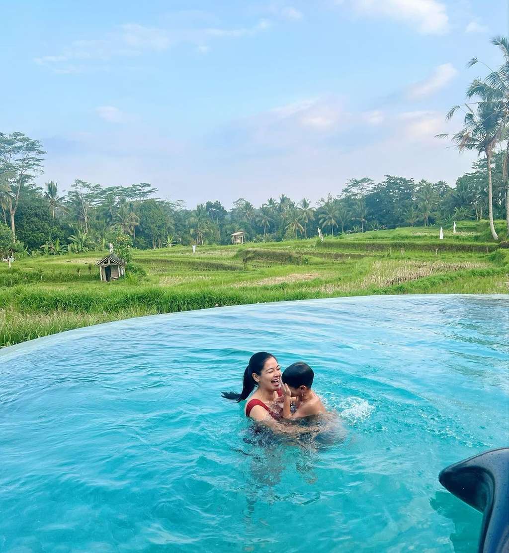 10 Potret Rumah Mertua Titi Kamal di Pinggir Sawah, Bak Istana di Film Hollywood, Ternyata The Real Sultan!