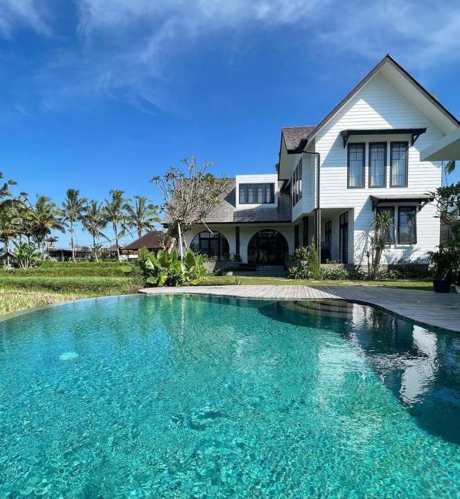 10 Potret Rumah Mertua Titi Kamal di Pinggir Sawah, Bak Istana di Film Hollywood, Ternyata The Real Sultan!