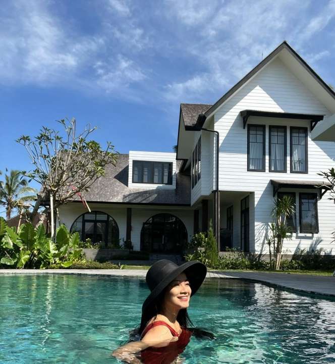 10 Potret Rumah Mertua Titi Kamal di Pinggir Sawah, Bak Istana di Film Hollywood, Ternyata The Real Sultan!
