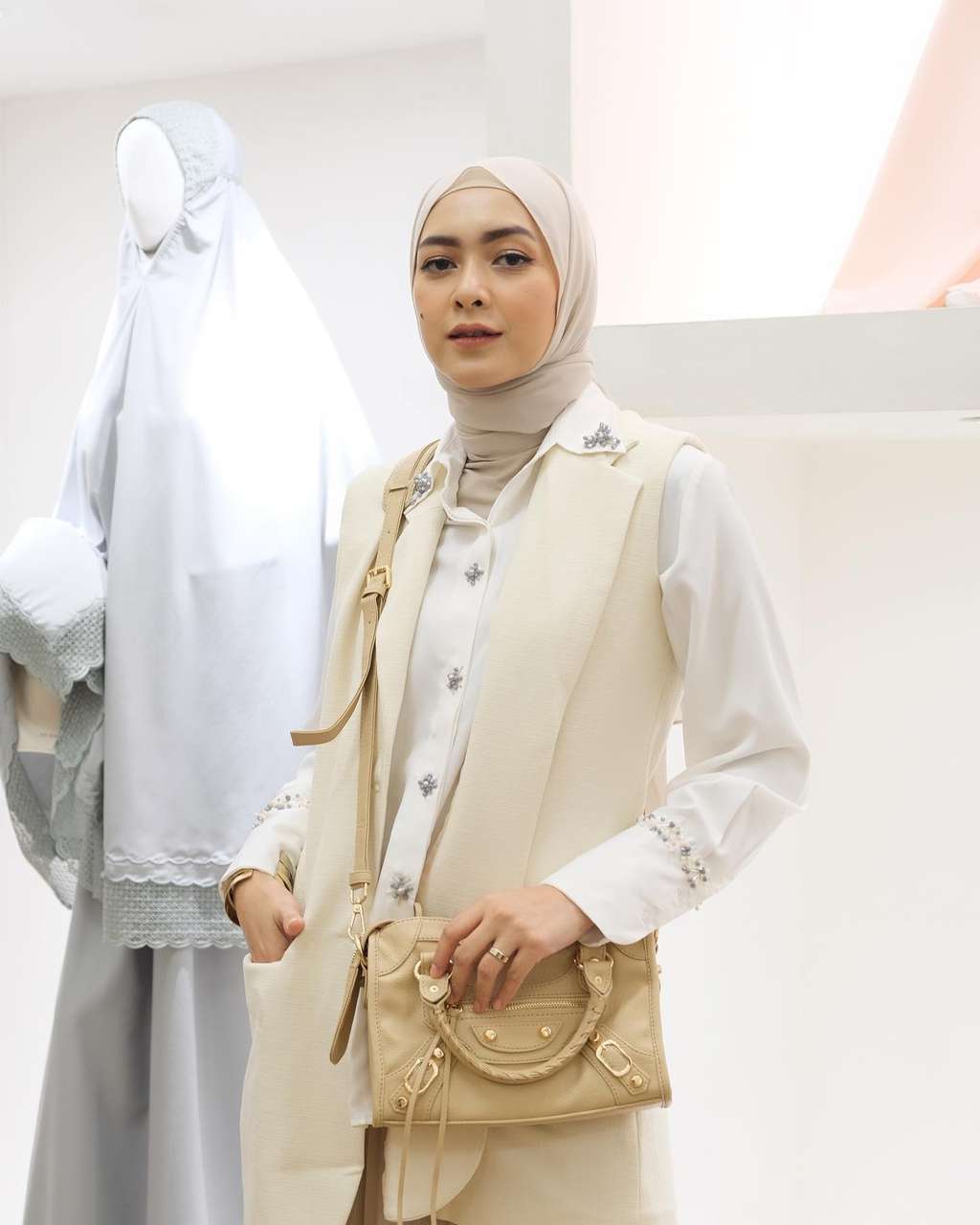 Artis Cantik Ini Tetap Setia Dampingi Suami Meski Terlibat Skandal Selingkuh Hingga Narkoba, Ternyata Ini Alasannya…