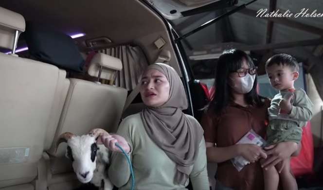 Potret Nathalie Holscher Bawa Kambing Adzam Naik Alphard 
