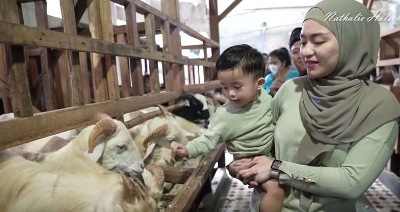 Potret Nathalie Holscher Bawa Kambing Adzam Naik Alphard 