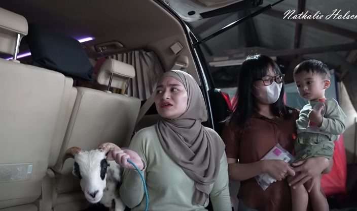 Potret Nathalie Holscher Bawa Kambing Adzam Naik Alphard 
