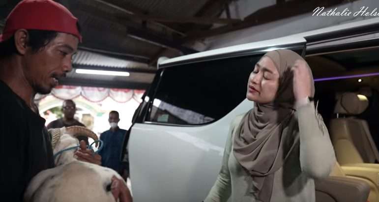 Potret Nathalie Holscher Bawa Kambing Adzam Naik Alphard 