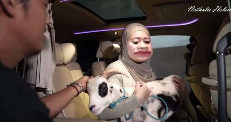 Potret Nathalie Holscher Bawa Kambing Adzam Naik Alphard 