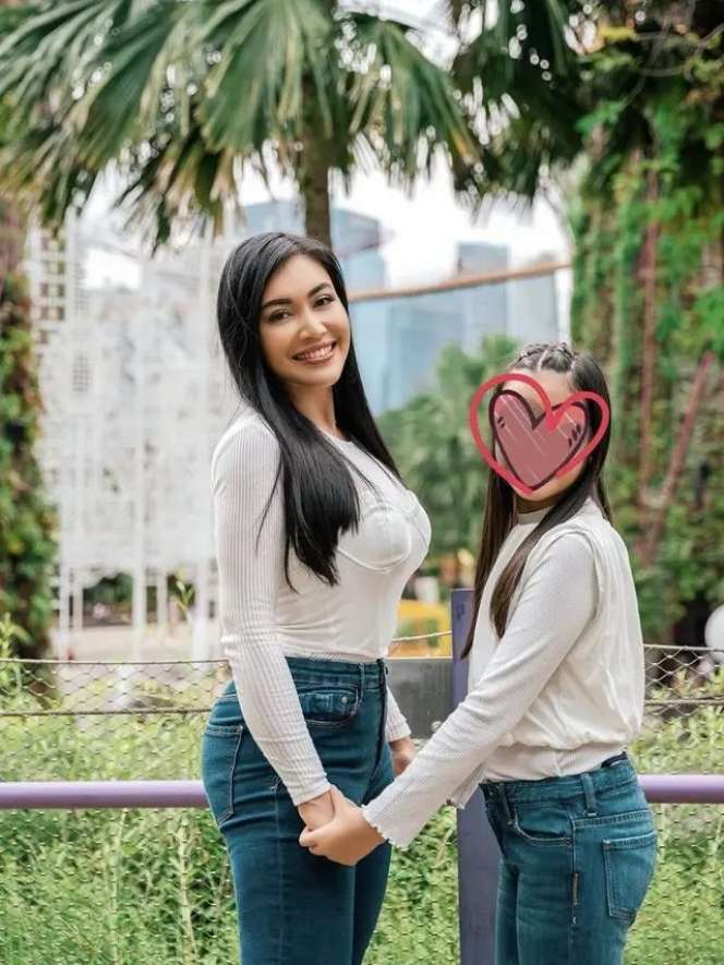 Potret Selebriti yang Tegar Dampingi Anak Sakit Parah