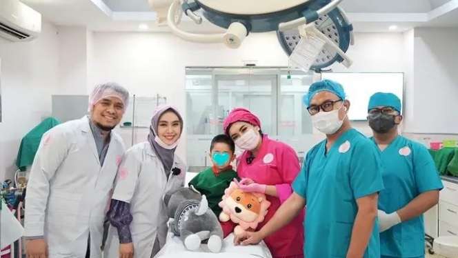 Potret Selebriti yang Tegar Dampingi Anak Sakit Parah