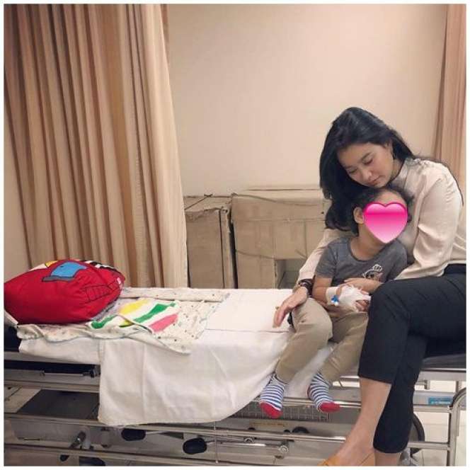 Potret Selebriti yang Tegar Dampingi Anak Sakit Parah